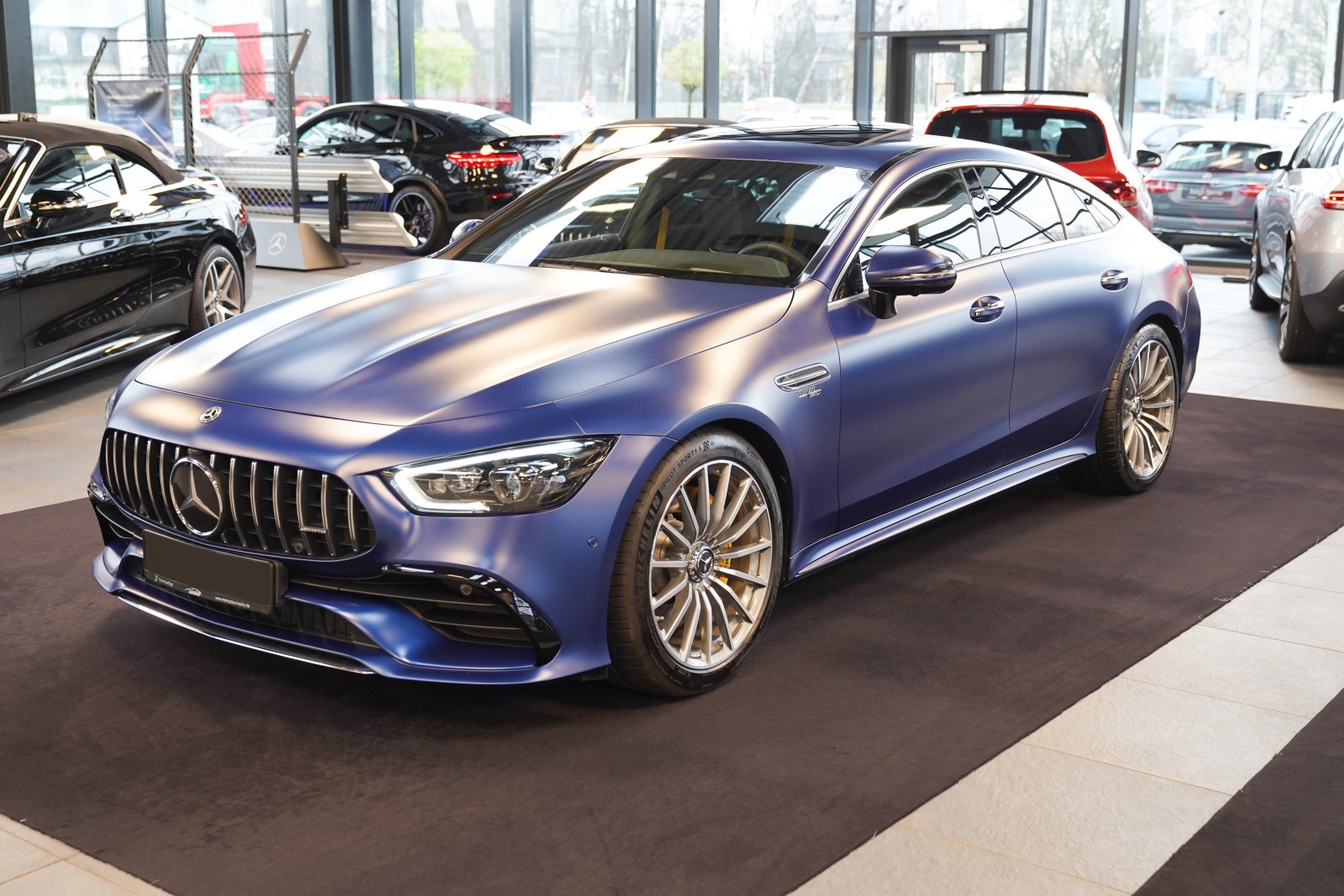 MERCEDES AMG GT 53 4MATIC+ 4-DOOR COUPÉ - modrá magno brillant blue, předváděcí, skladem